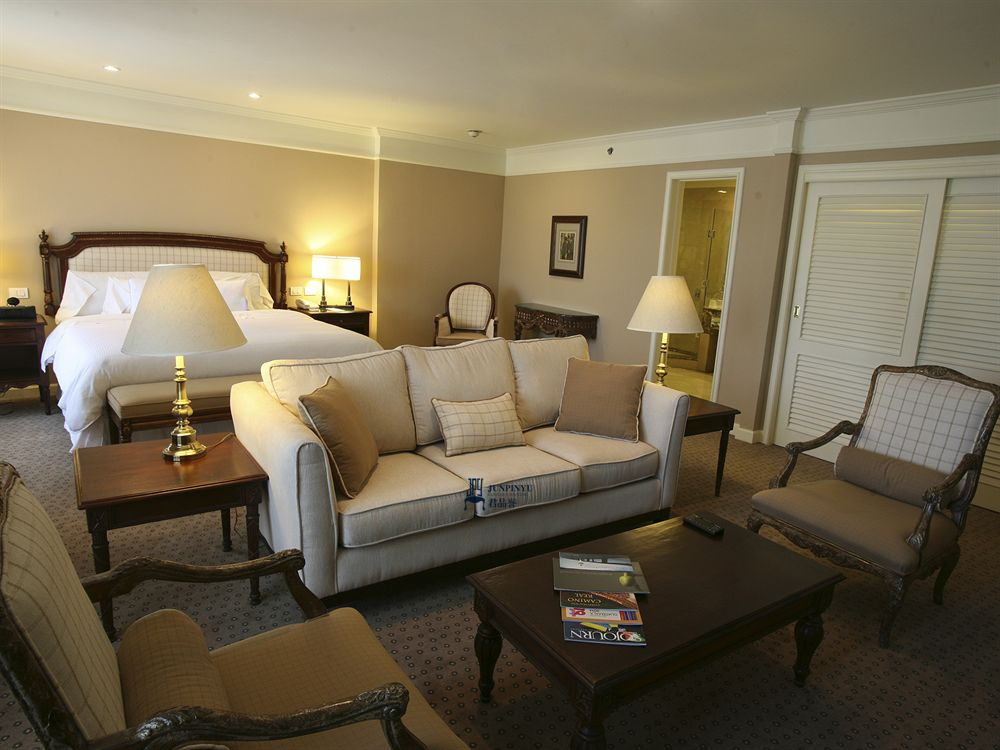 确定组合中股票、债券、货币市场工具及其他金融工具的比例