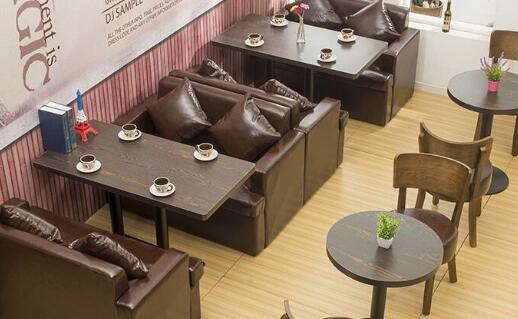 自然回归主义摒弃了繁琐和***