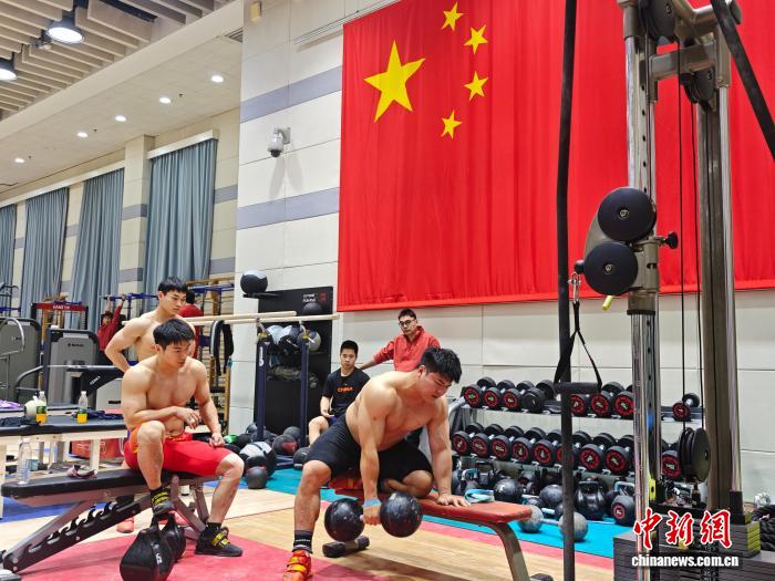 冬训正酣：中国举重队奥运冠军与年轻选手同场