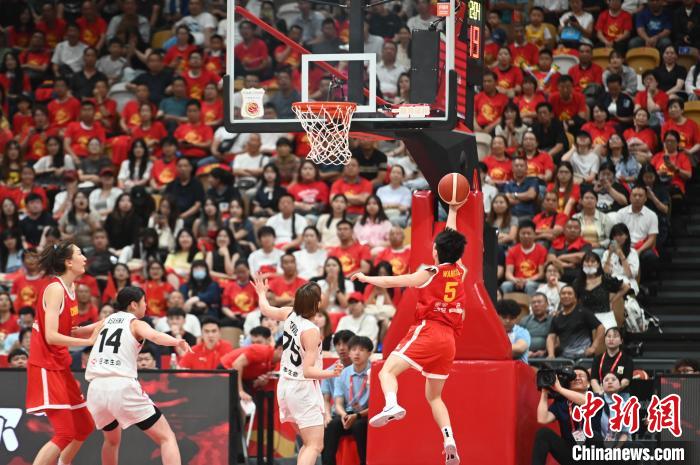 中国女篮力克日本队 张子宇砍14分助球队取胜