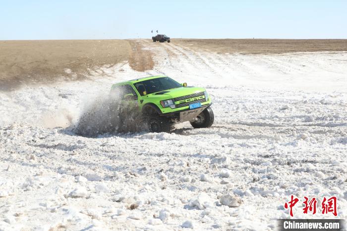 千辆越野车竞逐浑善达克沙地大环线汽车集结赛