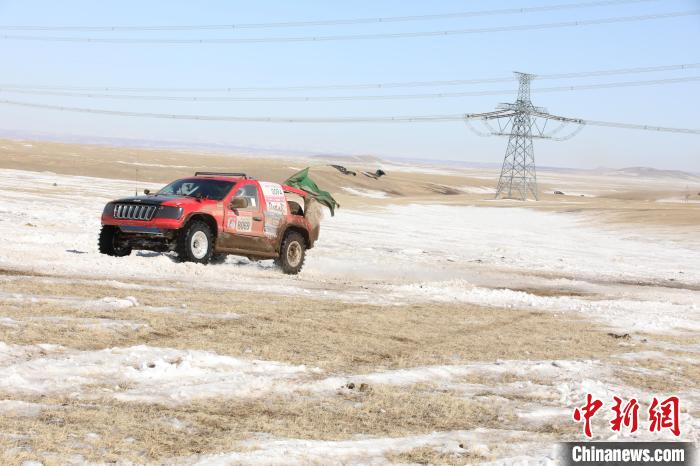 千辆越野车竞逐浑善达克沙地大环线汽车集结赛