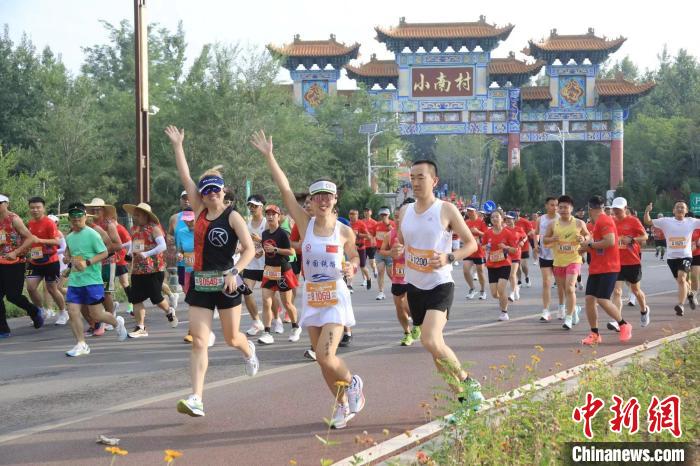 山西屯留“村跑”鸣枪开跑 3000余名农民参与乡村