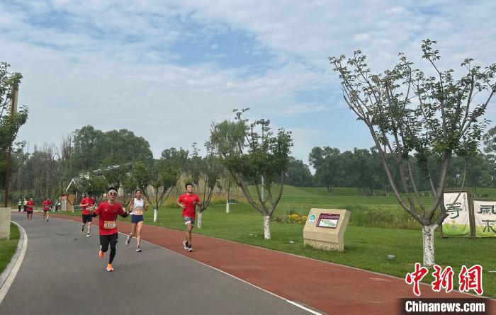 山西屯留“村跑”鸣枪开跑 3000余名农民参与乡村