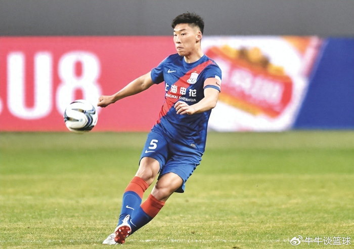 朱辰杰亮相商业活动携手李霄鹏备战申花新赛季