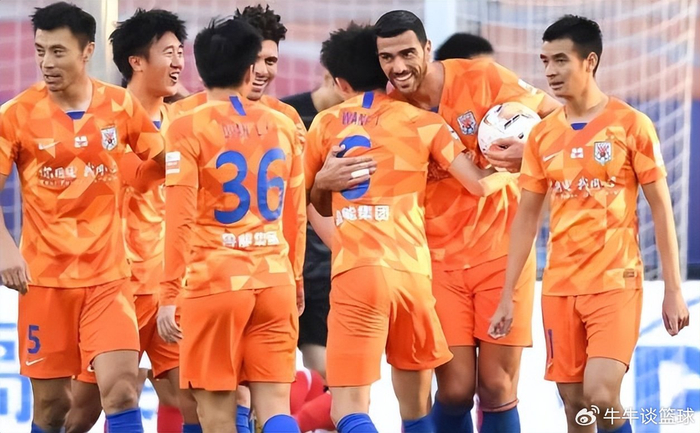 朱辰杰亮相商业活动携手李霄鹏备战申花新赛季