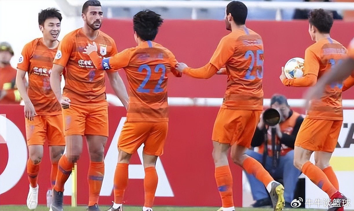 朱辰杰亮相商业活动携手李霄鹏备战申花新赛季