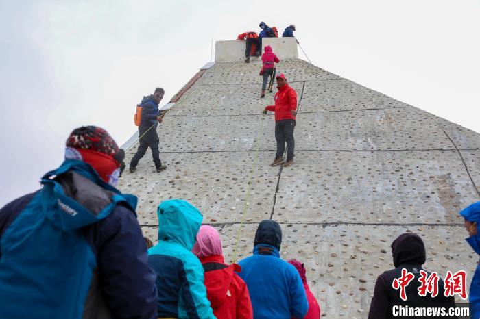 西藏洛堆峰滑雪登山交流大会启动 环保承诺践行