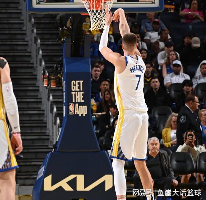 库里复出率队逆转火箭惜败 末节绝杀未果引化学