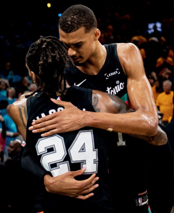 文班亚马季后赛首秀35分创多项纪录，马刺大胜开