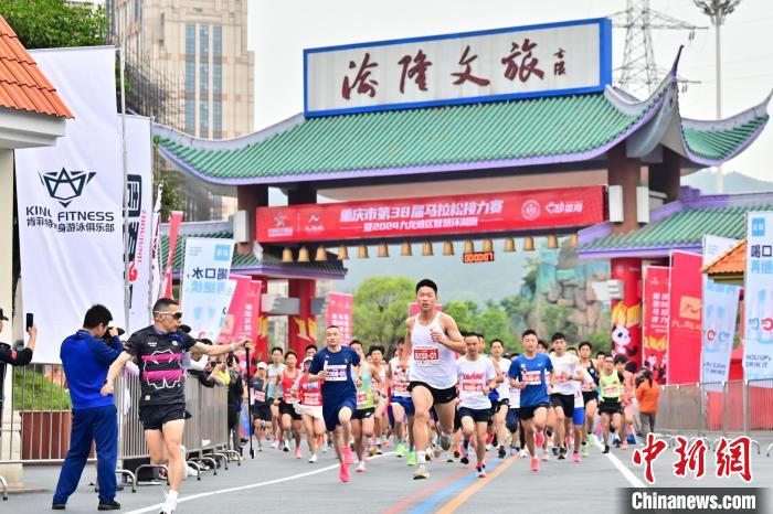 重庆历史最悠久马拉松鸣枪起跑 跑友畅跑环湖智