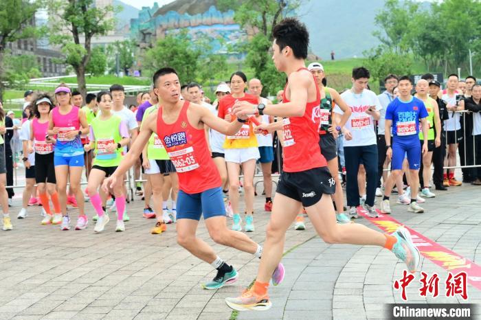重庆历史最悠久马拉松鸣枪起跑 跑友畅跑环湖智
