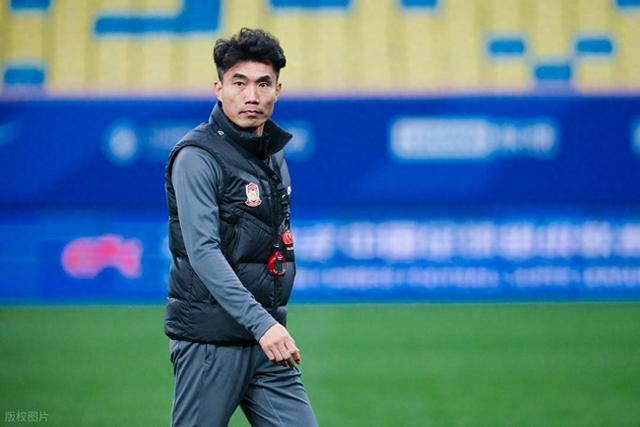 青岛西海岸惨败成都蓉城 郑智执教危机浮出水面